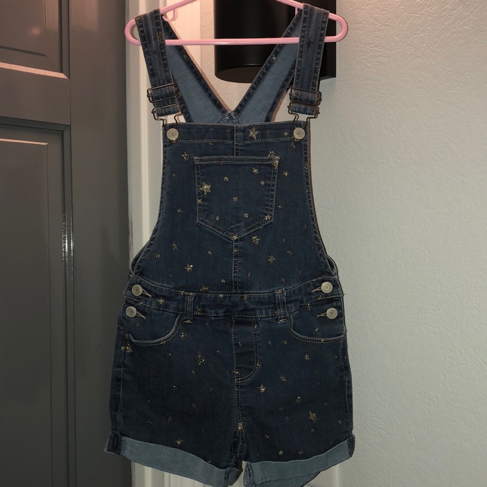 Size 10 girls overalls. Have stars on them. Like new